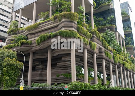 20.10.2024, Singapore, Republic of Singapore, Asia - View of the Parkroyal Collection Pickering Hotel in Chinatown, green sustainable architecture. Stock Photo