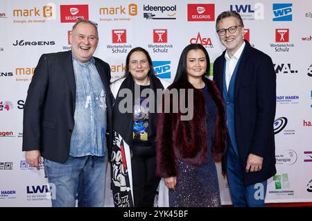 Walter Waldi Lehnertz mit Partnerin Sonja Burghausen, Nag Nöbling und Detlev Kümmel bei der Eröffnung vom 11. Eat My Shorts - Hagener Kurzfilmfestival 2024 in der Stadthalle. Hagen, 16.11.2024 *** Walter Waldi Lehnertz with partner Sonja Burghausen, Nag Nöbling and Detlev Kümmel at the opening of the 11 Eat My Shorts Hagen Short Film Festival 2024 in the Stadthalle Hagen, 16 11 2024 Foto:xT.xSchröerx/xFuturexImagex shorts 4157 Stock Photo