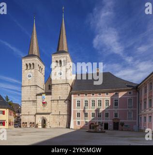 Collegiate Church of St Peter and St John the Baptist and Royal Palace on Schlossplatz in the Old Town, Berchtesgaden, Berchtesgadener Land, Upper Bav Stock Photo