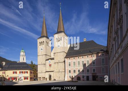 Collegiate Church of St Peter and St John the Baptist and Royal Palace on Schlossplatz in the Old Town, Berchtesgaden, Berchtesgadener Land, Upper Bav Stock Photo