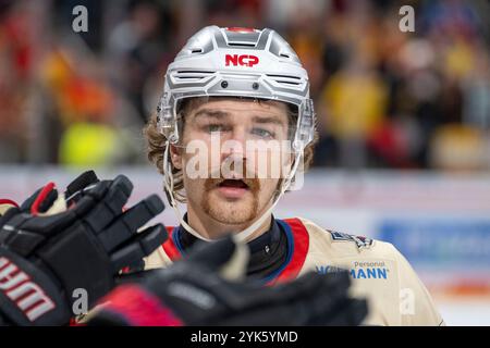 17.11.2024, Eishockey: Penny DEL, Saison 2024/2025, 17. Spieltag, Duesseldorfer EG - Nuernber Ice Tigers im PSD Bank Dome in Duesseldorf. Jake Ustorf (Nuernberg Ice Tigers, #48) holt sich die Glueckwuensche fuer sein Tor an der Bande ab. Foto: Kirchner-Media/TH Stock Photo