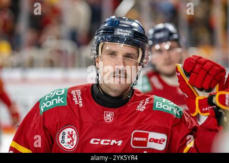 17.11.2024, Eishockey: Penny DEL, Saison 2024/2025, 17. Spieltag, Duesseldorfer EG - Nuernber Ice Tigers im PSD Bank Dome in Duesseldorf. Brendan O Donnell (Duesseldorfer EG, #21) holt sich die Glueckwuensche fuer sein Tor an der Bande ab. Foto: Kirchner-Media/TH Stock Photo