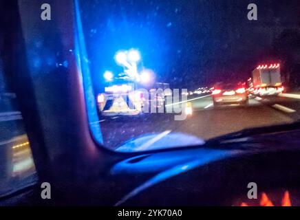 Auf der Autobahn 20241115ad957 Blaulicht schnell Einsatzfahrt Blaulichtfahrt Polizei Streifenwagen Einsatzwagen Polizei-Einsatzfahrzeug Polizeiauto Polizeieinsatz Polizeieinsätze Polizeifahrzeug Close up Close-up Detail Detailansicht Detailaufnahme Details Bielefeld Nordrhein-Westfalen NRW Deutschland Germany *** On the highway 20241115ad957 blue light fast emergency drive blue light drive police patrol car emergency car police emergency vehicle police car police operation police operations police vehicle close up close up detail detail view detail shot details Bielefeld Nordrhein Westfalen NR Stock Photo