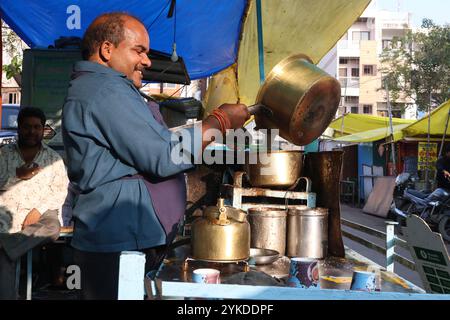 Chai vendor making tea in Dhar, Madhya Pradesh, India Stock Photo