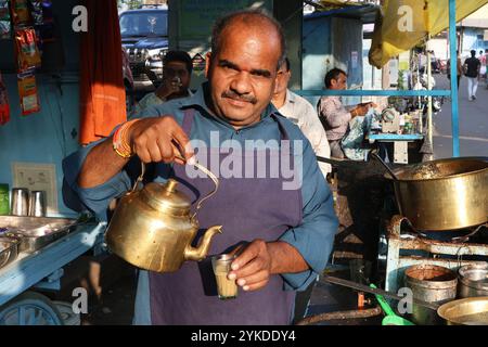 Chai vendor serving tea in Dhar, Madhya Pradesh, India Stock Photo