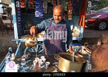 Chai vendor serving tea in Dhar, Madhya Pradesh, India Stock Photo