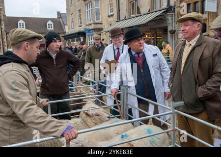 British farmer with his sheep, the auctioneer and his assistant extracting a bid from a representative of Nelsons a local butcher for the farmers sheep that are in the pen. The annual Christmas Fatstock Market. Uppingham. Rutland, England 24th November 2021 2020s  HOMER SYKES Stock Photo