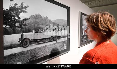 Der Fotograf Paul Wolff Eine Frau im Blickkontakt mit einer Ausflugsgesellschaft der Kraftverkehrsgesellschaft des Freistaates Sachsen um 1927-30 in die Sächsische Schweiz, ein Foto von Fotograf Paul Wolff 1876 1947 in einer Ausstellung die ab Mittwoch im Schloßbergmuseum Chemnitz zu sehen ist. Die Ausstellung widmet sich dem Fotografen, dessen Nachlass mit ca. 5500 Glasplattennegativen, 1600 Positiven und verschiedenem Schriftmaterial der bedeutendste Fundus der Bildsammlung des Landesamtes für Denkmalpflege Sachsen ist. Ungefähr 500 weitere Aufnahmen befinden sich in der Deutschen Fotothek d Stock Photo
