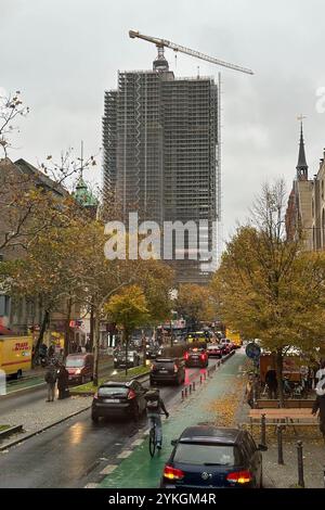 14.11.2024, Berlin, GER - Stadtansicht, Schlossstrasse Ecke Kieler Strasse in Fahrtrichtung Rathaus Steglitz. aussen, Aussenaufnahme, Bauarbeiten, Bauprojekt, Baustelle, Berlin, Bus, deutsch, Deutschland, Europa, europaeisch, Fahrradweg, Gebaeude, Herbst, HF, Hochbau, Hochformat, Hochhaus, Jahreszeit, Kieler Strasse, Kran, Kreisel, Menschen, modernisieren, Modernisierung, Passanten, Personen, PKW, Revitalisierung, Sanierung, Schlossstrasse, Stadt, Stadtansicht, Stadtlandschaft, Stadtleben, Steglitzer Kreisel, Strasse, Strassenszene, Turm, UBERLIN, UEBERLIN, Verkehr, Westeuropa, Wirtschaft, Woh Stock Photo