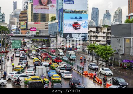 Bangkok Thailand 22. Mai 2018 Rush hour big heavy traffic jam on rainy day in busy Bangkok Thailand Stock Photo