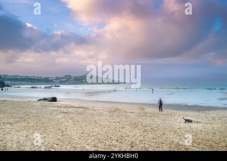 Pastel coloured sky over Gt Western Beach on the coast of Newquay in Cornwall in the UK. Stock Photo