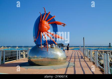 Sokcho, South Korea - November 3, 2024: A close-up of the bold crab sculpture on Sokcho Beach's breakwater walkway, showcasing its vibrant colors and Stock Photo