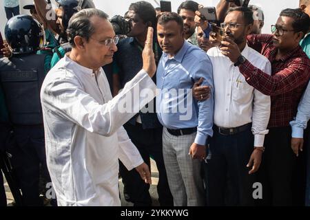 Dhaka, Bangladesh. 18th Nov, 2024. Bangladesh's former minister Hasanul Haq Inu (L) arrives at the International Crimes Tribunal (ICT) court. Thirteen Bangladeshi former top government officials arrested after the revolution in August appeared in court on November 18 accused of 'enabling massacres', with prosecutors repeating extradition demands for exiled ex-leader Sheikh Hasina. Credit: SOPA Images Limited/Alamy Live News Stock Photo