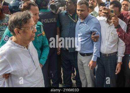 Dhaka, Bangladesh. 18th Nov, 2024. Bangladesh's former law minister Anisul Huq (L) is being taken to the International Crimes Tribunal. Thirteen Bangladeshi former top government officials arrested after the revolution in August appeared in court on November 18 accused of 'enabling massacres', with prosecutors repeating extradition demands for exiled ex-leader Sheikh Hasina. Credit: SOPA Images Limited/Alamy Live News Stock Photo