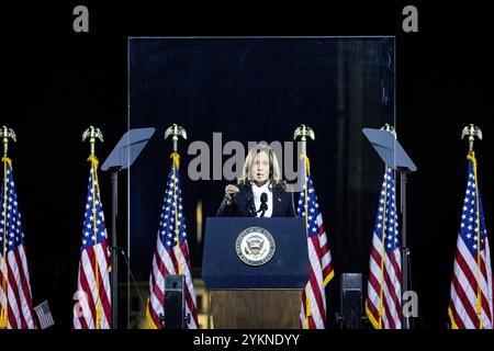 United States of America, Washington. Oct. 29, 2024. U.S. presidential candidate Kamala Harris during her closing speech on The Ellipse, the lawn just outside the White House gates. In what was considered her closing speech, Democratic presidential candidate Kamala Harris portrayed the election race between herself and her opponent Donald Trump as a choice between progress and aggression.   Photo: ANP / Hollandse-Hoogte / Ramon van Flymen. netherlands out - belgium out Stock Photo