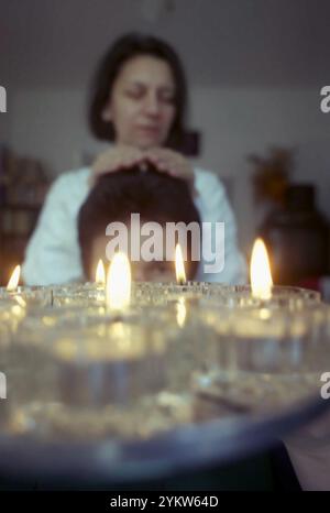 New York, USA, approx. 1992. Practitioner and patient during a Reiki session. Stock Photo