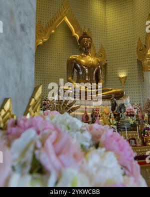 A picture of the Wat Traimit Withayaram Worawihan Temple, known for its ...