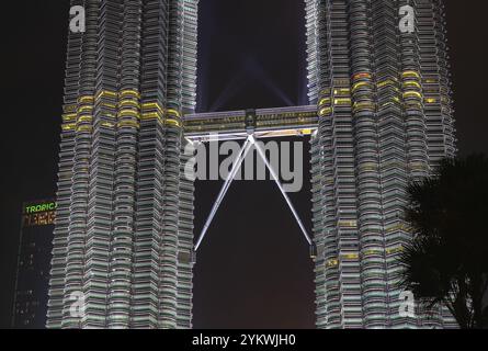 A close-up picture of the skybridge of the Petronas Twin Towers at night Stock Photo