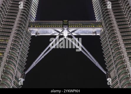 A close-up picture of the skybridge of the Petronas Twin Towers at night Stock Photo