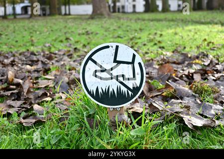 Do not walk on grass sign – Bruges, Belgium – 23 October 2024 Stock Photo