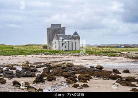 Old Breachacha Castle, a 15th century tower house, on the shore of Loch Breachacha on Isle of Coll, Inner Hebrides, Scotland, UK Stock Photo