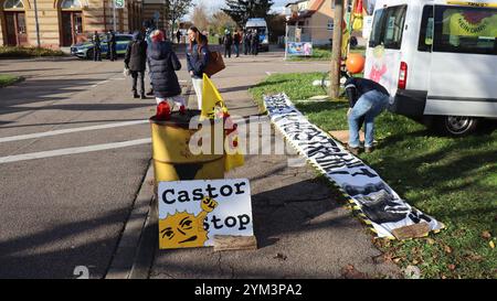 Philippsburg, Germany. 20th Nov, 2024. Anti-nuclear activists protest against the transportation of Castor containers. For the first time in four years, a Castor transport with highly radioactive waste from abroad has driven through Germany. The four containers are to be stored in the state interim storage facility in Philippsburg near Karlsruhe. Credit: René Priebe/dpa/Alamy Live News Stock Photo