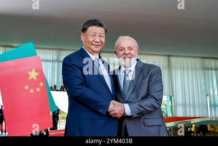 Brasilia, Brazil. 20th Nov, 2024. Chinese President Xi Jinping, left, shakes hands with Brazilian President Luiz Inacio Lula da Silva, right, on arrival at the Presidential Palace, November 20, 2024 in Brasilia, Brazil. The two leaders later signed dozens of trade and development agreements expanding their bilateral relationship. Credit: Ricardo Stuckert/Palacio do Planalto/Alamy Live News Stock Photo