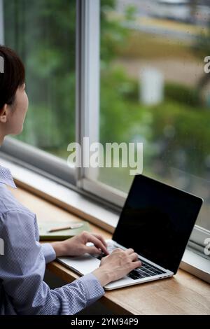 Hand of Japanese woman operating a PC Stock Photo - Alamy