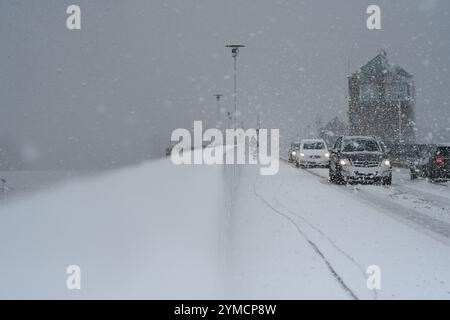 Leer, Germany. 21st Nov, 2024. Cars and cyclists drive over the snow-covered Jann-Berghaus bridge. Credit: Lars Penning/dpa/Alamy Live News Stock Photo