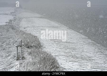 Leer, Germany. 21st Nov, 2024. View of the banks of the Ems. Credit: Lars Penning/dpa/Alamy Live News Stock Photo