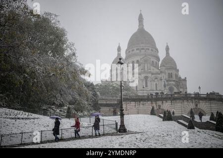 Paris, France. 21st Nov, 2024. Illustration snow in Paris near the Sacre Coeur (Montmartre) on November 21, 2024, as storm Caetano strikes France. 54 départements are under 'orange alert' for snow, ice and wind. Photo by Eliot Blondet/ABACAPRESS.COM Credit: Abaca Press/Alamy Live News Stock Photo