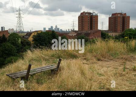 Clays Lane, Templars House tower block, University of East London student housing. Stratford, East London the Lower Lea Valley site of the 2012 London Olympic Games Park 7th July 2006 200s UK Canary Wharf and Canada Tower in distance. HOMER SYKES Stock Photo