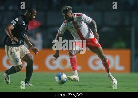 Rio de Janeiro, Brazil. 21st Nov, 2024. Paulo Henrique of Vasco da Gama battles for possession with Wesley of Internacional, during the match between Vasco da Gama and Internacional, for the Brazilian Serie A 2024, at Sao Januario Stadium, in Rio de Janeiro on November 21. Photo: Max Peixoto/DiaEsportivo/Alamy Live News Credit: DiaEsportivo/Alamy Live News Stock Photo