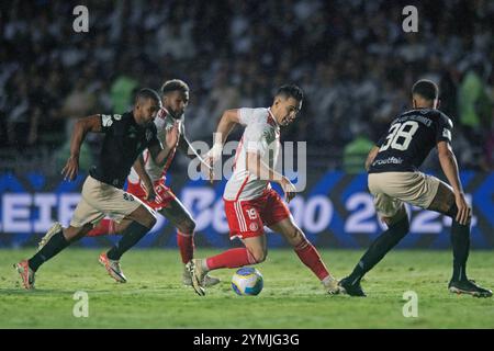 Rio de Janeiro, Brazil. 21st Nov, 2024. Paulo Henrique of Vasco da Gama battles for possession with Rafael Borre of Internacional, during the match between Vasco da Gama and Internacional, for the Brazilian Serie A 2024, at Sao Januario Stadium, in Rio de Janeiro on November 21. Photo: Max Peixoto/DiaEsportivo/Alamy Live News Credit: DiaEsportivo/Alamy Live News Stock Photo