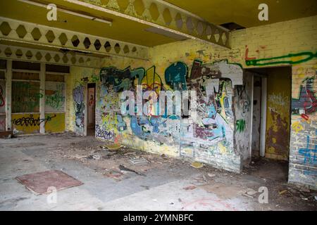 Yorkshire, UK : 31 May 2024 – The abandoned Castle College sports ground changing room building stands neglected and  covered in graffiti Stock Photo