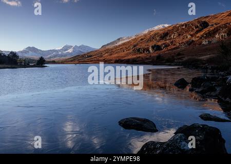 Llyn Mymbyr and the Snowdon Horseshoe in winter, Snowdonia, North Wales Stock Photo