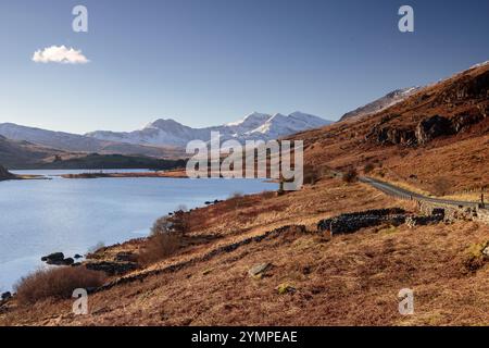 Llyn Mymbyr and the Snowdon Horseshoe in winter, Snowdonia, North Wales Stock Photo