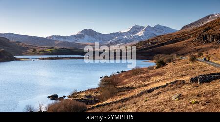 Llyn Mymbyr and the Snowdon Horseshoe in winter, Snowdonia, North Wales Stock Photo