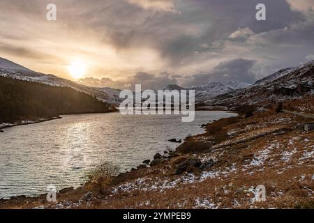 Llyn Mymbyr and the Snowdon Horseshoe in winter, Snowdonia, North Wales Stock Photo
