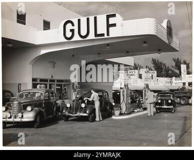 Gulf gas station, art deco architecture, Miami Beach, Florida, USA, Marion Post Wolcott, U.S. Office of War Information, April 1939 Stock Photo