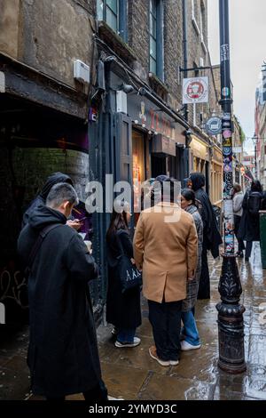 Ye Ye Noodle & Dumpling London. Queue outside the popular YeYe's Noodle & Dumpling bar at 14 Artillery Passage London. Stock Photo