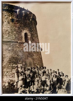 Photograph of the Torre d'en Rovira (Elvissa) with a group of visitors and Eveli Torent, c. 1925-1936, Anonymous, MNAC, Museu Nacional  D’Art de Catal Stock Photo