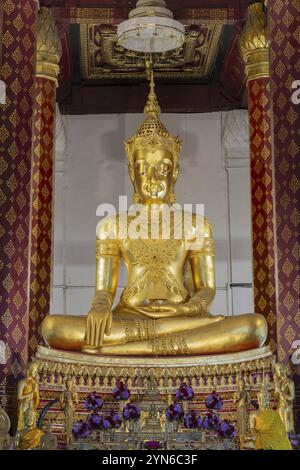 Golden Buddha statue, Phra Phuttha Nimit, showing the ungracious face typical of the late Ayutthaya period, in the ubosot of Wat Na Phra Men, also Wat Stock Photo