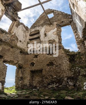 A ruined house at the famous path of the Gods at the Amalfi coast, Southern Italy Stock Photo