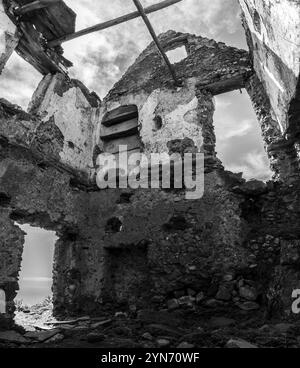 A ruined house at the famous path of the Gods at the Amalfi coast, Southern Italy Stock Photo