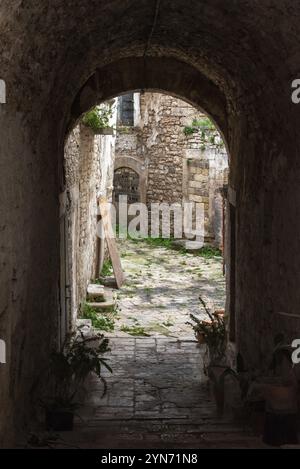 Old alleyway somewhere in the city center of Trani, Southern Italy Stock Photo