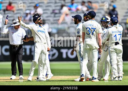 Perth, Australia. 25th Nov, 2024. Virat Kohli of India (2R) celebrates with teammates after the dismissal of Mitchell Starc of Australia during day four of the First Test match in the series between Australia and India at Perth Stadium on November 25, 2024 in Perth, Australia. (Photo by Izhar Khan) IMAGE RESTRICTED TO EDITORIAL USE - STRICTLY NO COMMERCIAL USE Credit: Izhar Ahmed Khan/Alamy Live News/Alamy Live News Stock Photo