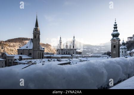 Neuschnee und Wintereinbruch in der Festspiel- und Mozartstadt Salzburg am Morgen des 22.11.2024. Im Bild: Ausblick auf die frisch verschneite Stadt Salzburg und die Kirchtürme der Domstadt // Fresh snow and the onset of winter in the festival and Mozart city of Salzburg on the morning of November 22nd, 2024. In the picture: View of the freshly snow-covered city of Salzburg and the Hohensalzburg Fortress - 20241122 PD2517 Credit: APA-PictureDesk/Alamy Live News Stock Photo