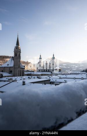 Neuschnee und Wintereinbruch in der Festspiel- und Mozartstadt Salzburg am Morgen des 22.11.2024. Im Bild: Ausblick auf die frisch verschneite Stadt Salzburg und die Kirchtürme der Domstadt // Fresh snow and the onset of winter in the festival and Mozart city of Salzburg on the morning of November 22nd, 2024. In the picture: View of the freshly snow-covered city of Salzburg and the Hohensalzburg Fortress - 20241122 PD2532 Stock Photo