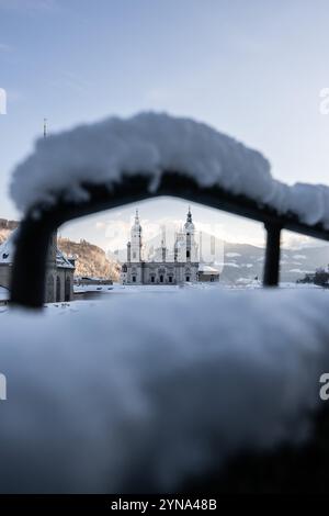 Neuschnee und Wintereinbruch in der Festspiel- und Mozartstadt Salzburg am Morgen des 22.11.2024. Im Bild: Ausblick auf die frisch verschneite Stadt Salzburg und die Kirchtürme der Domstadt // Fresh snow and the onset of winter in the festival and Mozart city of Salzburg on the morning of November 22nd, 2024. In the picture: View of the freshly snow-covered city of Salzburg and the Hohensalzburg Fortress - 20241122 PD2548 Credit: APA-PictureDesk/Alamy Live News Stock Photo